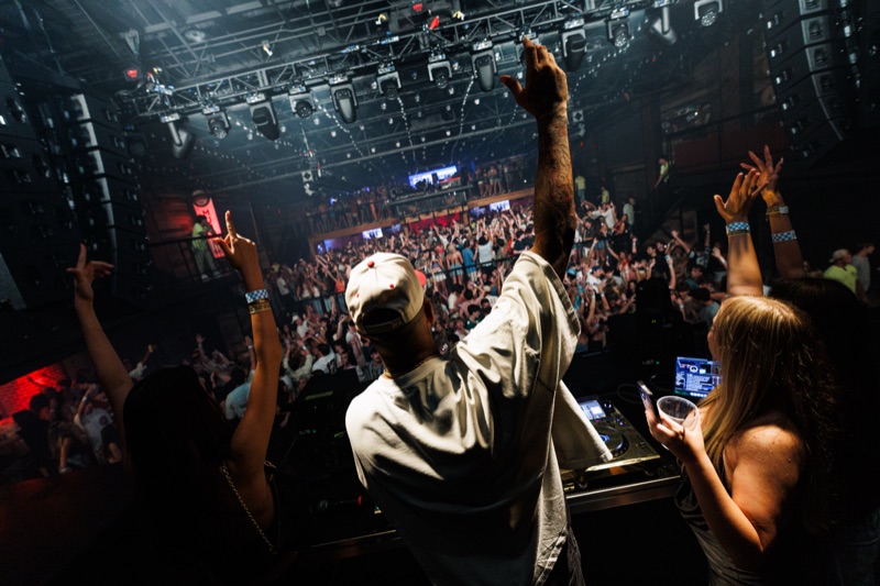 Two Dimes atmosphere