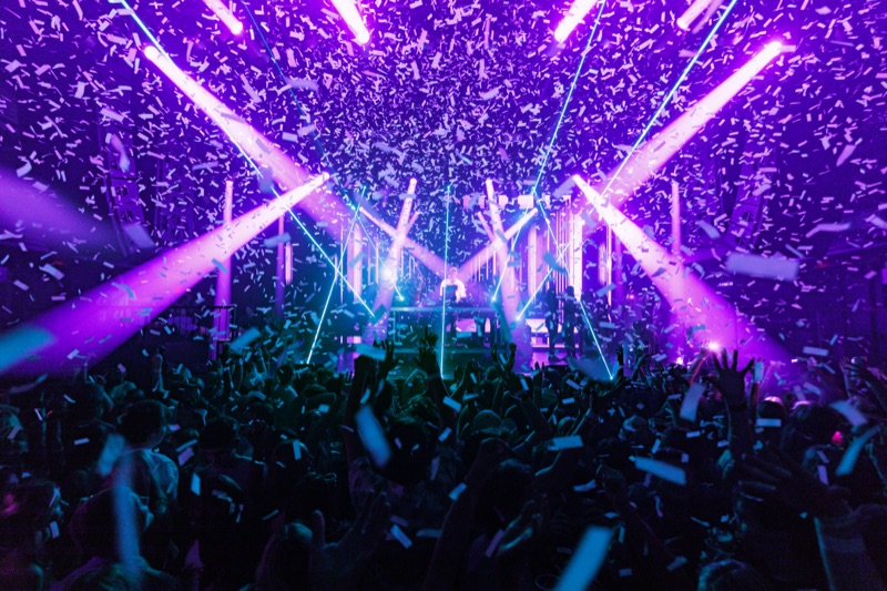 Two Dimes crowd energy